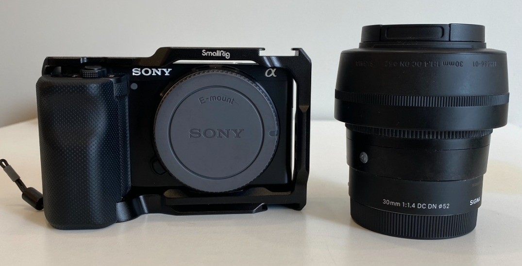 Ảnh minh hoạ máy Sony ZV-E10 Mark I và Lens Sigma 30mm